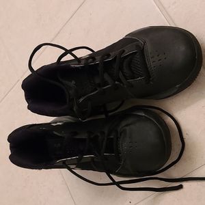 Under Armour boys basketball shoes. Size 5.